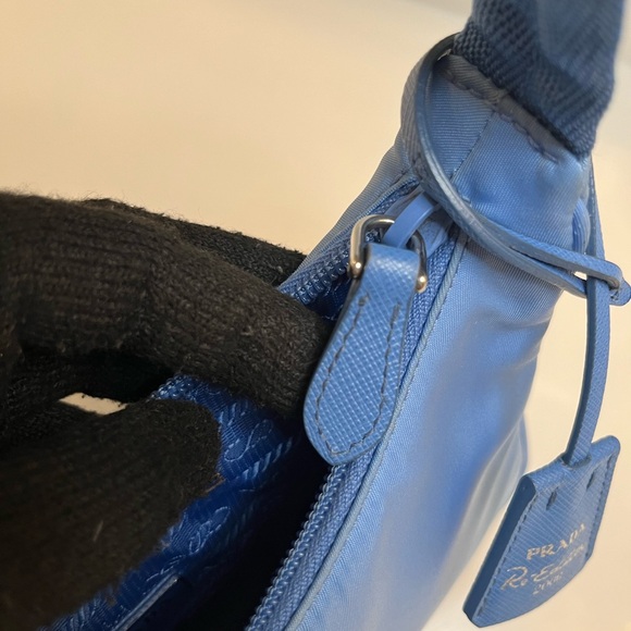 🎀 Prada
Re-Edition 2000 mini bag - Picture 15 of 17